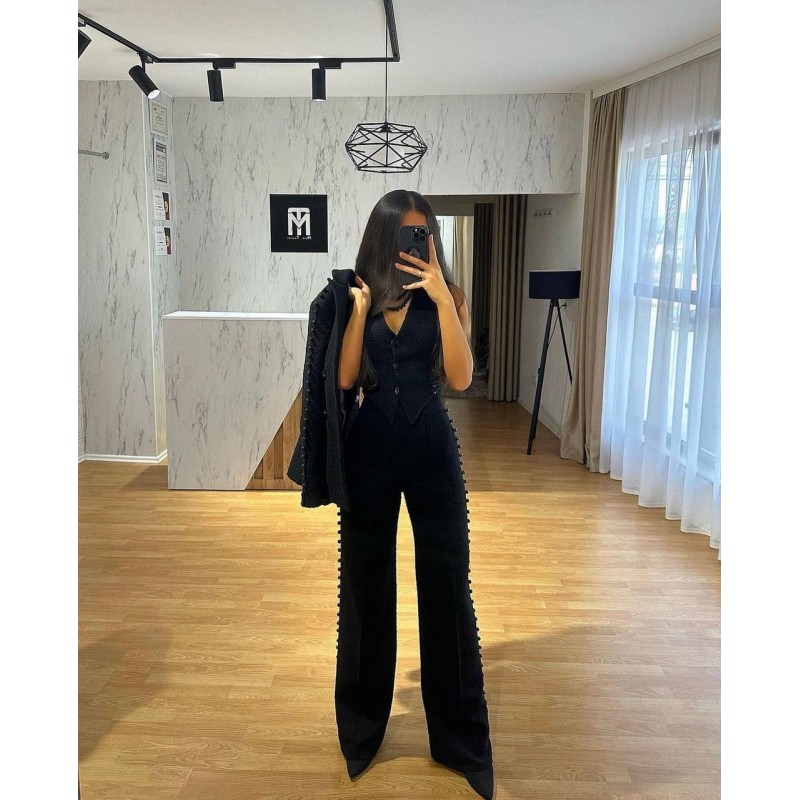 Costum negru cu perle
