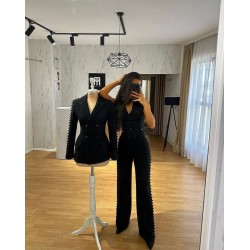 Costum negru cu perle