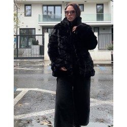 Haina din blana artificiala, neagra, scurta, marime mare