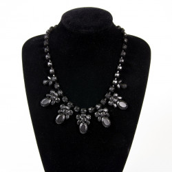 Colier opaque black shades