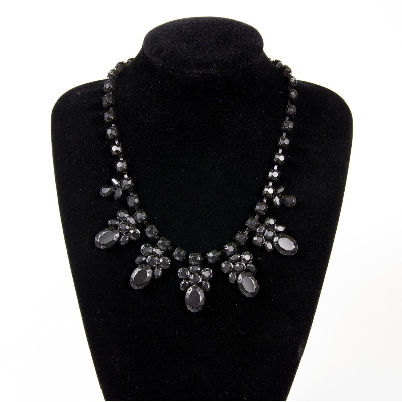 Colier opaque black shades