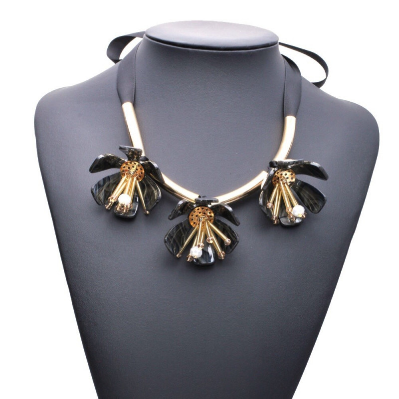 Colier new fashion flowers black