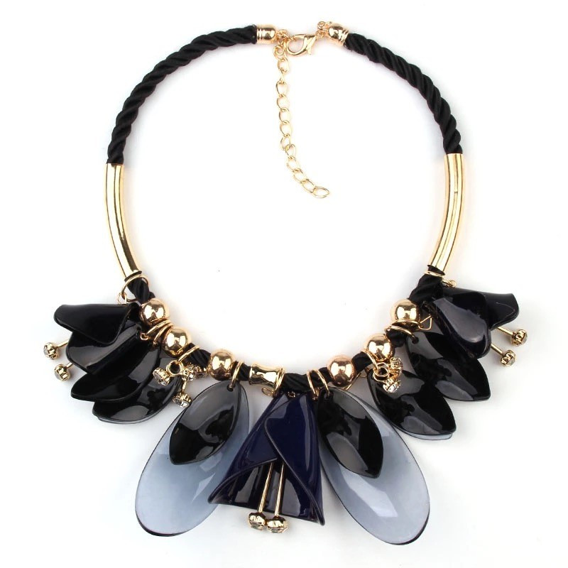 Colier black flowers