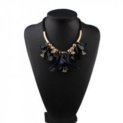 Colier black flowers