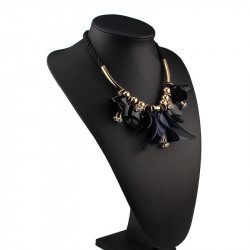 Colier black flowers